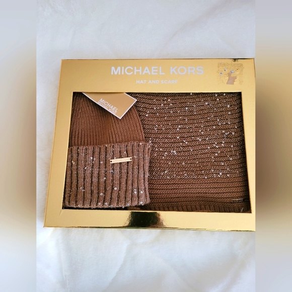 Michael Kors Hat and Scarf - Picture 1 of 7